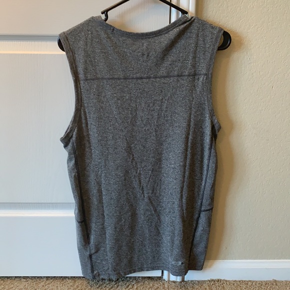 Old Navy Activewear Sleeveless Shirt - Picture 2 of 4
